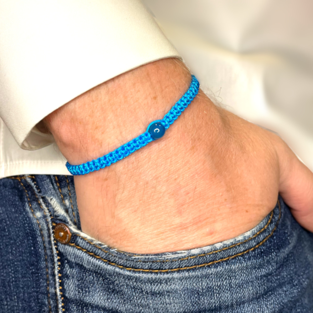 Macramé náramek s achátem modrým na ruce